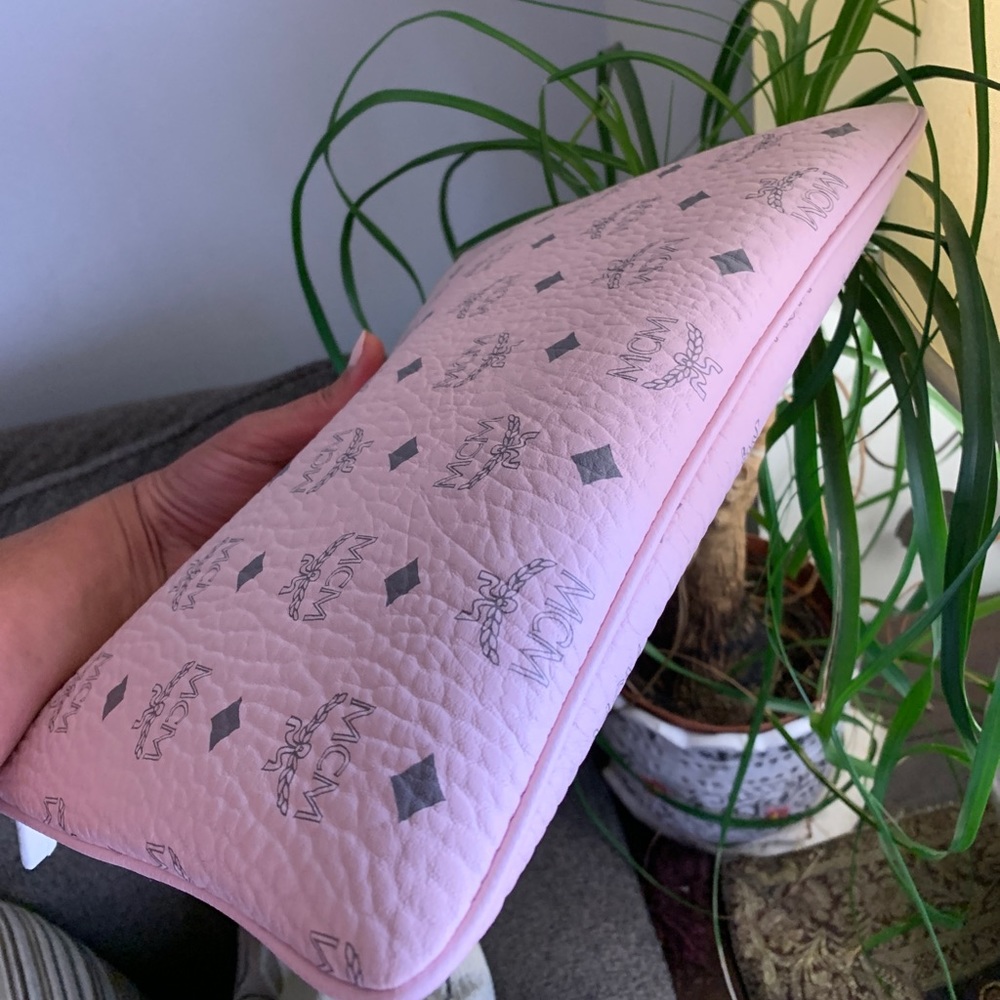 Authentic MCM logo Diamond Leather zip top clutch/Crosby❤️ - Picture 14 of 15